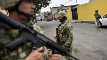 MEXICO-VIOLENCE-DRUGS-CRIME
Mexican Navy members mount guard following a shoot-out in which eight allegedly drug traffickers were shot dead in Tlahuac, Mexico City, on July 20, 2017.
According to authorities, "Felipe de Jesus 'N'", aka "El ojos", the leader of a Mexico City drug cartel, was among those killed.  / AFP PHOTO / Pedro Pardo        (Photo credit should read PEDRO PARDO/AFP via Getty Images)