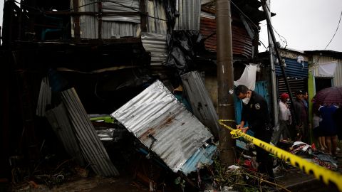 AME3494. SAN SALVADOR (EL SALVADOR), 31/05/2020.- Vista de casas destruidas debido al paso de la tormenta tropical Amanda en San Salvador (El Salvador). Las intensas lluvias generadas por la tormenta tropical Amanda en El Salvador causaron este domingo la muerte de al menos nueve personas, inundaciones y la destrucción de 50 viviendas en la capital del país centroamericano, informaron las autoridades. EFE/Rodrigo Sura
