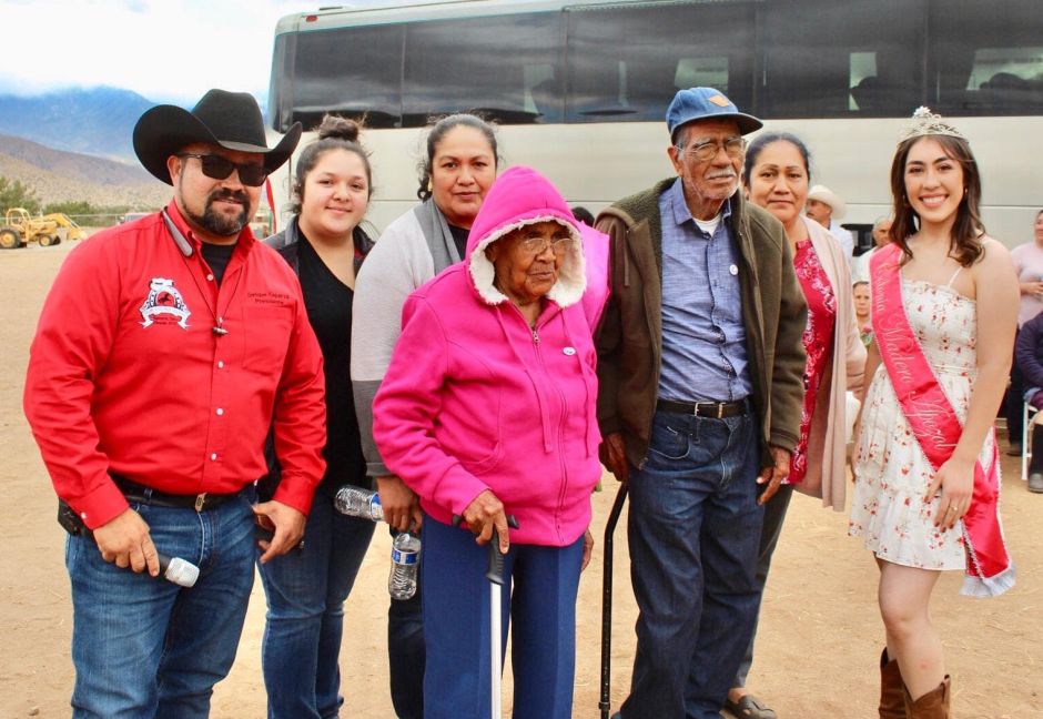 Enrique Esparza (de rojo) durante un acto de bienvenida a padres de migrantes que tenían décadas sin visitar a sus hijos en California.