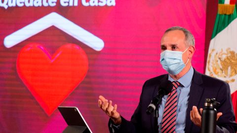 MEX1628. CIUDAD DE MÉXICO (MÉXICO), 25/05/2020.- Fotografía cedida por la Presidencia de México del subsecretario de Prevención y Promoción de la Salud de México, Hugo López-Gatell, durante una rueda de prensa este lunes en el Palacio Nacional de Ciudad de México (México). México llegó a 71.105 casos confirmados con 7.633 decesos por la COVID-19 con la notificación en esta jornada de 2.485 nuevos contagios y de 239 fallecimientos, informaron este lunes las autoridades sanitarias del país. EFE/Presidencia de México/SOLO USO EDITORIAL NO VENTAS