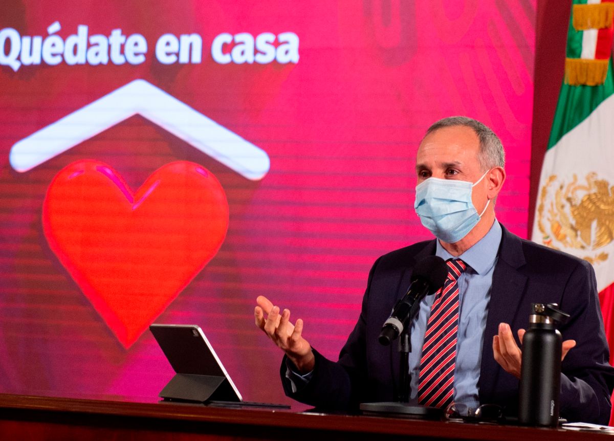 El subsecretario López-Gatell apareció por primera vez en un acto oficial con cubrebocas.