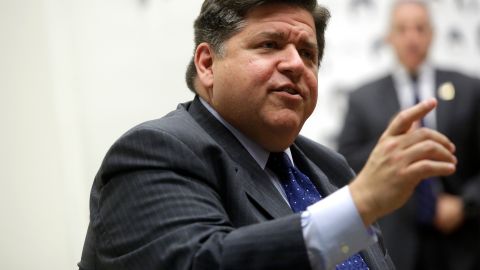 El gobernador J.B. Pritzker cuestionó a los ligamayoristas.