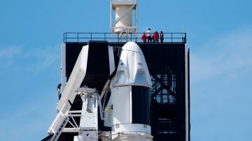 El cohete SpaceX Falcon 9 con la cápsula Crew Dragon en el Centro Espacial Kennedy en Florida, el 1 de marzo de 2019.