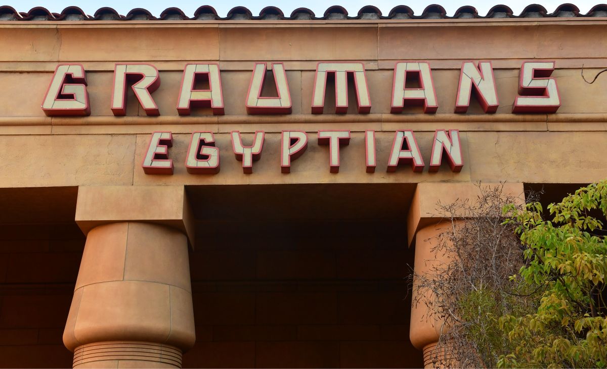 El Teatro Egipcio fue inaugurado en 1922 por Sid Grauman en el Hollywood Boulevard.
