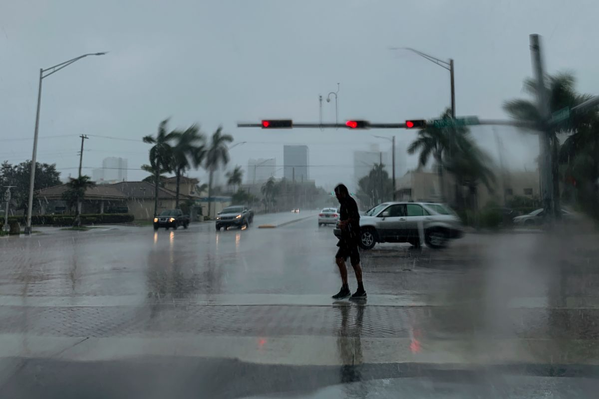 Un hombre cruza la calle bajo una lluvia torrencial en Fort Lauderdale, Florida, el 2 de septiembre de 2019.