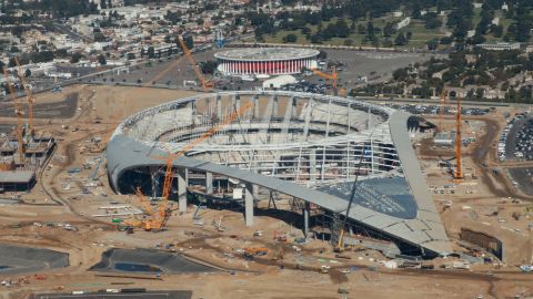 El SoFi Stadium enfrenta millonarios retos en el inicio de sus operaciones debido al coronavirus.