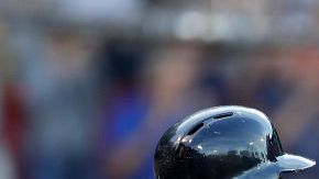 Rafael Devers y Mitch Moreland festejando una carrera con los Boston Red Sox.