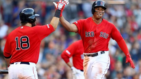 Rafael Devers y Mitch Moreland festejando una carrera con los Boston Red Sox.