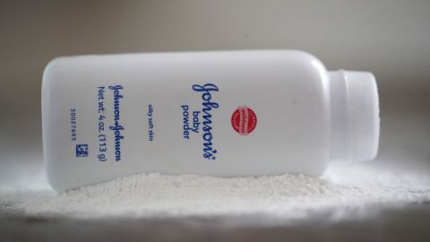 Talco polvo Johnson & Johnson silicato de magnesio cosméticos bebés FDA pediatras almidón cáncer demanda