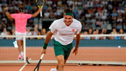 Roger Federer celebrando un punto ante Rafael Nadal.