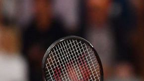 Roger Federer durante un partido de exhibición contra Rafael Nadal.