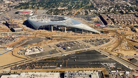 El comlejo gigante y el estadio en obras por delante del Forum. /Foto: Daniel SLIM/AFP/Getty Images