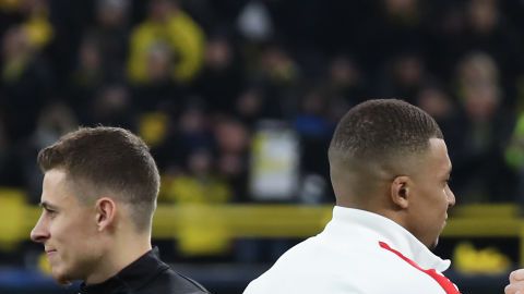 Kylian Mbappe y Erling Haaland saludándose previo a un partido de Borussia Dortmund vs. Paris Saint-Germain.
