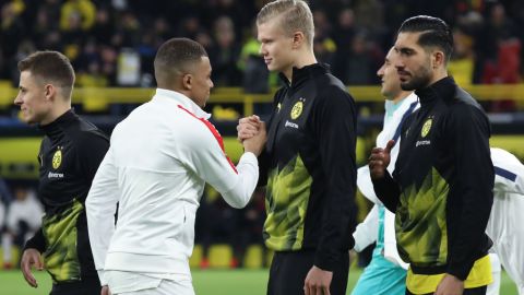 Kylian Mbappe y Erling Haaland saludándose previo a un partido de Borussia Dortmund vs. Paris Saint-Germain.