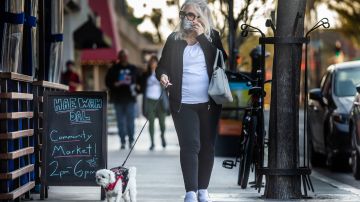 Una residente de la ciudad de Long Beach, California paseando a su mascota.