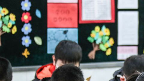 Llaman la atención la forma en cómo han buscado que los alumnos guarden distancia entre ellos.