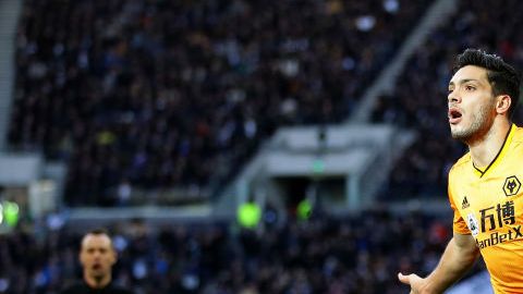 Raúl Jiménez celebrando un gol con los Wolves.