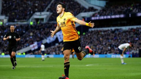 Raúl Jiménez celebrando un gol con los Wolves.