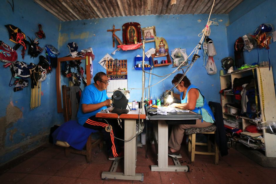 Lucha libre Hijo del Soberano Luchadores mascarillas cubrebocas coronavirus covid-19 Torreón Puebla México confección El Santo Blue Demond El Gato gris