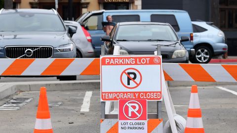 La ciudad de Newport Beach permitirá temporalmente la expansión al aire de los comercios.