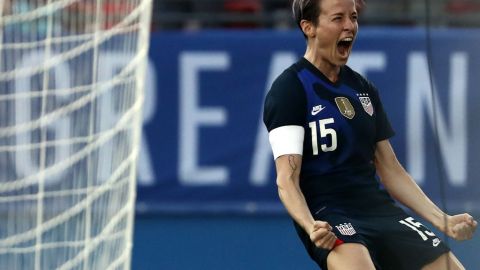 Megan Rapinoe celebrando un gol con la selección femenil de EEUU.