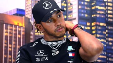 Lewis Hamilton en una conferencia de prensa en marzo del 2020.