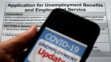Desempleo coronavirus COVID-19 trabajo dinero cheque ayuda económica