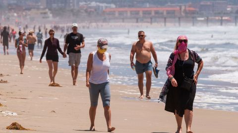 Las personas regresan a las playas que permanecieron cerradas desde el domingo.