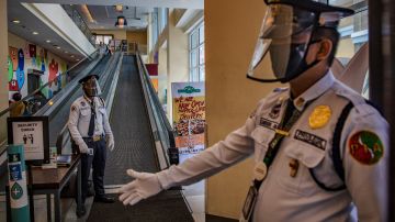 Un guardia de seguridad de turno en un centro comercial.