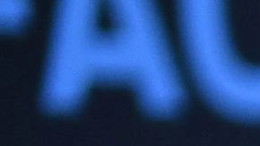 Trump muestra la mascarilla que usa en privado.