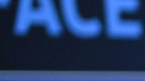 Trump muestra la mascarilla que usa en privado.