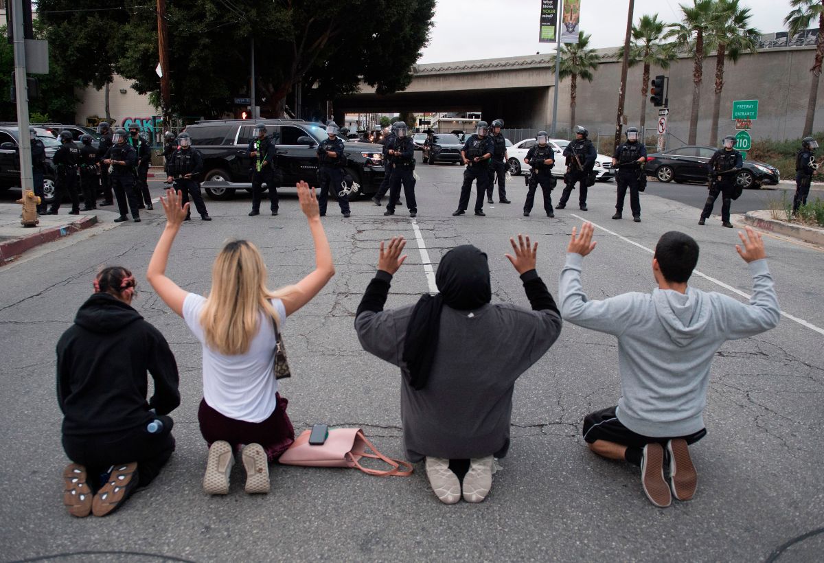 Manifestantes bloquean una calle que conduce a la autopista 110 para protestar por la muerte de George Floyd, en Los Ángeles.
