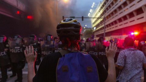 Un manifestante frente a la policía durante una protesta en Miami.