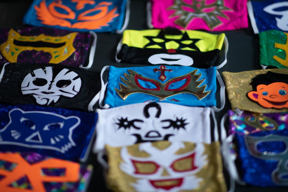 Lucha libre Hijo del Soberano Luchadores mascarillas cubrebocas coronavirus covid-19 Torreón Puebla México confección José Isaías Huerta