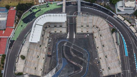 Vista aérea de un Foro Sol vacío en el Autódromo Hermanos Rodríguez durante el cierre para detener la propagación de COVID-19 el 21 de abril de 2020 en la Ciudad de México, México.