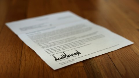 Los cheques se enviaron con el nombre y la firma de Trump.