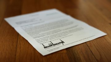 Los cheques se enviaron con el nombre y la firma de Trump.