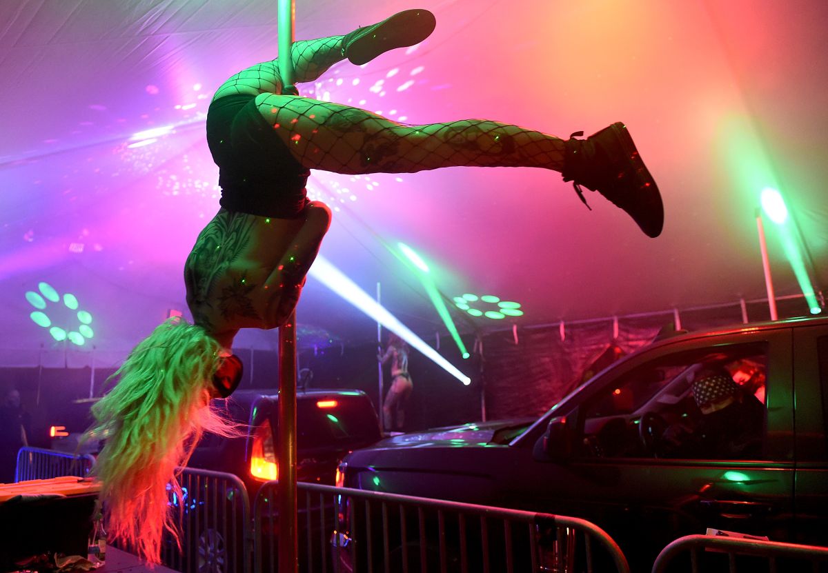 Una bailarina en el drive thru del club Lucky Devil Lounge en Oregón.