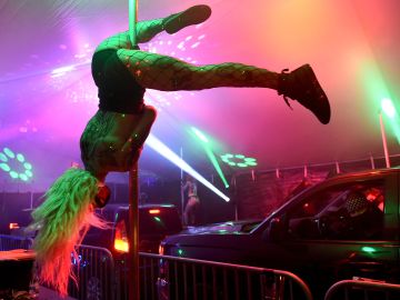 strippers bailarinas comida table dance Oregón negocio restaurante música drive thru
