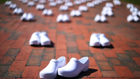 National Nurses United colocó 88 pares de zapatos que representan a las enfermeras que murieron a causa de COVID-19 frente a la Casa Blanca el 7 de mayo de 2020.