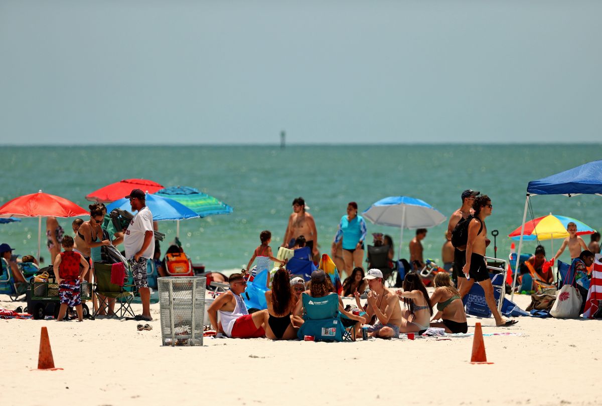 No obstante, las playas de Florida están llenas de visitantes de nuevo, el 20 de mayo de 2020.