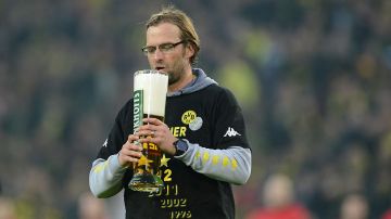 Jürgen Klopp tomando cerveza después de un partido dirigiendo al Borussia Dortmund.
