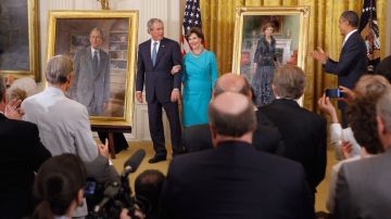 El presidente Obama no tuvo problema en desvelar los retratos de George W. Bush y su esposa.