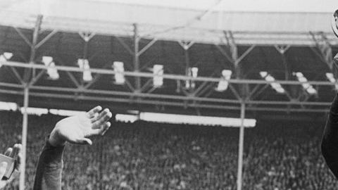 Bobby Moore levantando el trofeo Jules Rimet cuando Inglaterra ganó el mundial en 1966.