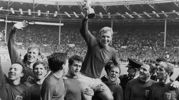 Bobby Moore levantando el trofeo Jules Rimet cuando Inglaterra ganó el mundial en 1966.