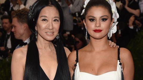 Vera Wang y junto a ella la joven cantante y actriz Selena Gómez.