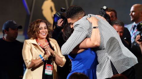 Karl-Anthony Towns recordó a Jacqueline Cruz en el Día de las Madres.