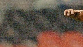 José Cardozo driblando al portero Nicolás Navarro.