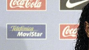 Ronaldinho mostrando su playera cuando fue presentado con el Barcelona.