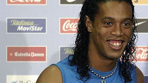 Ronaldinho mostrando su playera cuando fue presentado con el Barcelona.